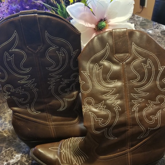 lei cowboy boots